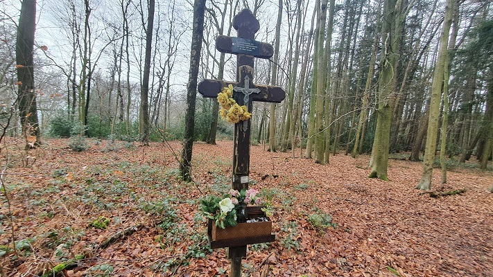 Wandeling over Trage Tocht Holset bij een wegkruis