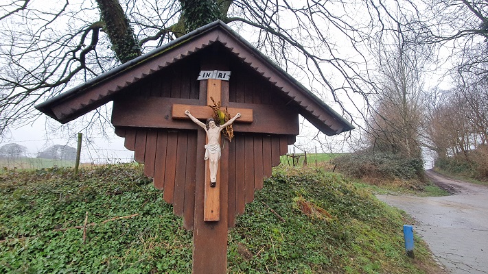 Wandeling over Trage Tocht Holset bij een wegkruis