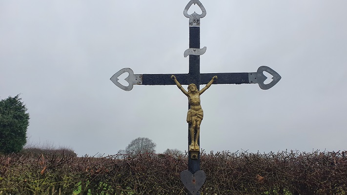 Wandeling over Trage Tocht Holset bij een wegkruis