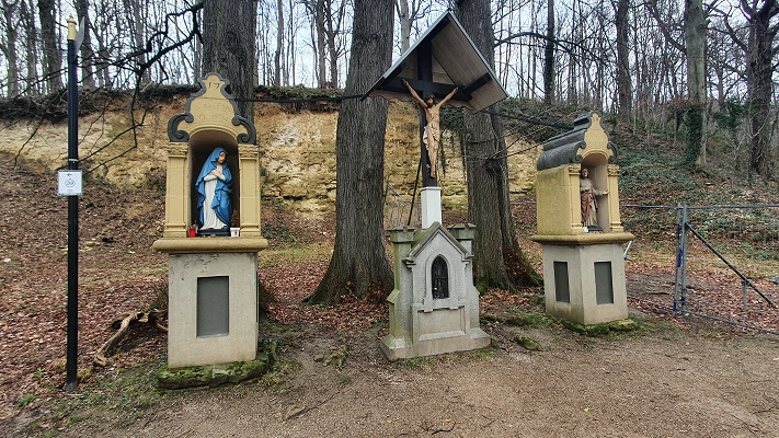 Wandeling over Trage Tocht Valkenburg bij herinneringsmonument 2e W.O.