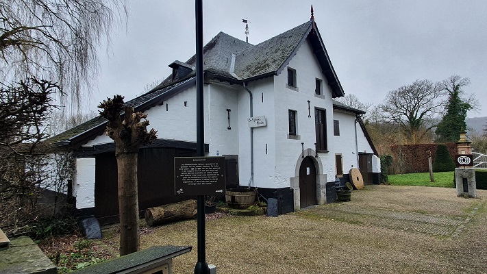 Wandeling over Trage Tocht Valkenburg bij de watermolen bij kasteel Genhoes