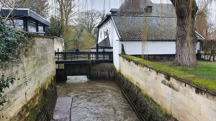 Wandeling over Trage Tocht Valkenburg bij de watermolen bij kasteel Genhoes