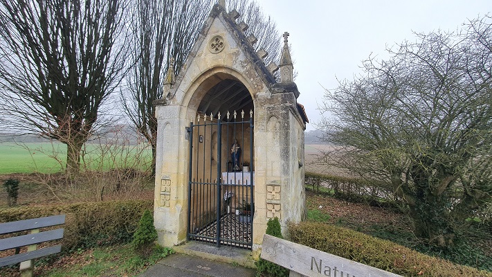 Wandeling over Trage Tocht Valkenburg bij een kapel bij Oud-Valkenburg