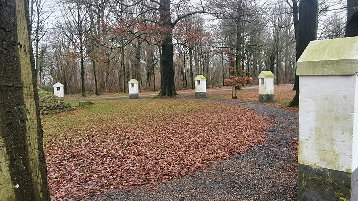 Wandeling over Trage Tocht Valkenburg bij de kruisweg bij Kluis op de Schaelsberg