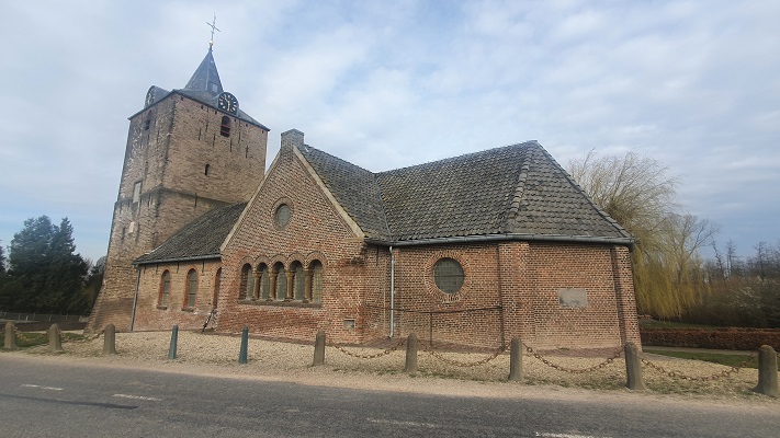 Klompenpad Hiensepad bij de kerk in Dodewaard
