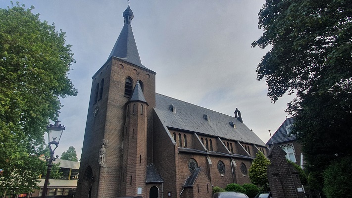 Wandeling in Amsterdam in Oud en Nieuw Sloten bij de kerk in Sloten