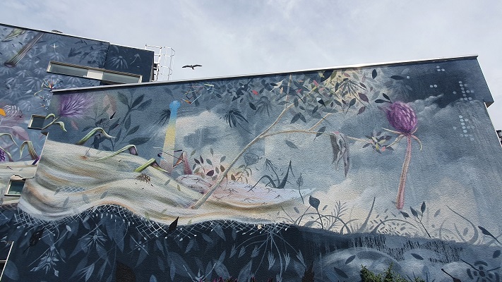 Wandelen buiten de binnenstad van Tilburg langs muurbloempjes - Street Art