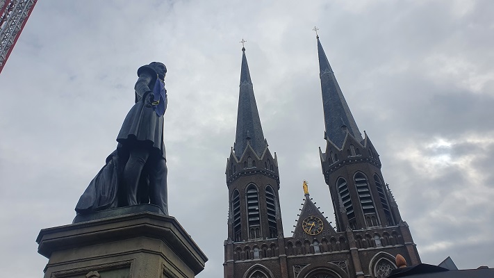 Wandelen buiten de binnenstad van Tilburg - Trappistenklooster - bij het beeld van Koning Willem I