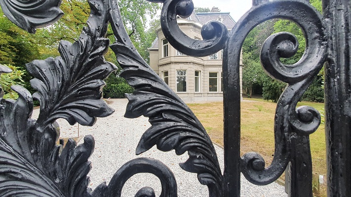 Wandelen buiten de binnenstad van Tilburg - Trappistenklooster - in de wijk Koningshoeven