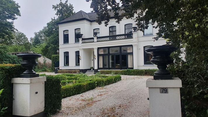 Wandelen buiten de binnenstad van Tilburg - Trappistenklooster - in de wijk Koningshoeven