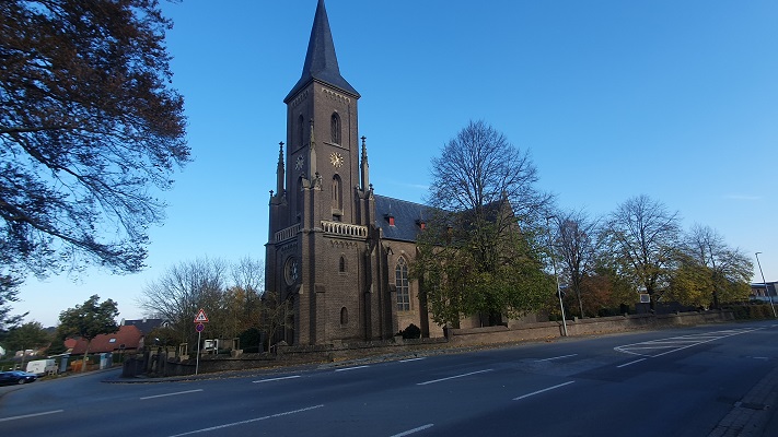 Wandeling over Trage Tocht Kleve Amfitheater bij de kerk in Donsbrüggen