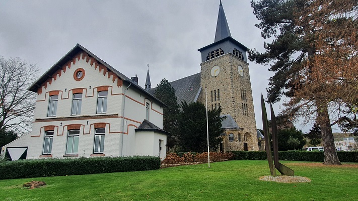 Wandeling over Trage Tocht Spaubeek bij de Sint Laurentiuskerk in Spaubeek