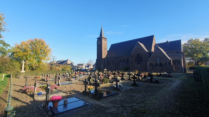 Wandeling over Trage Tocht Swartbroek bij de kerk van Swartbroek