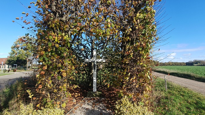 Wandeling over Trage Tocht Swartbroek bij het kruisbeeld in buurtschap Castert