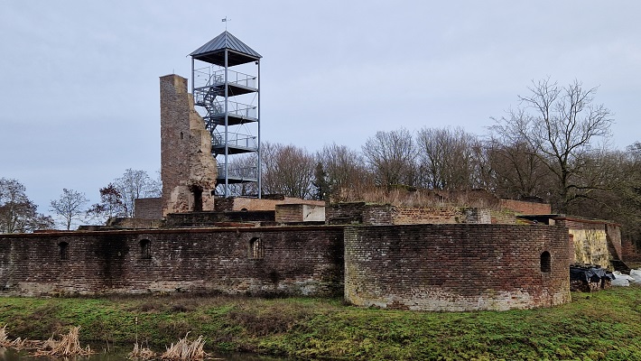 Wandeling over Knopenrondje Horst bij de ruïne van Horst