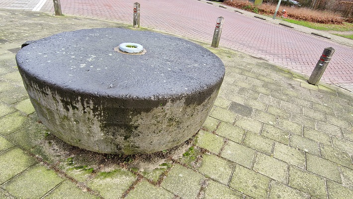 Wandeling over Knopenrondje Horst bij de molensteen in Melderslo