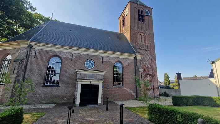 Wandeling over Trage Tocht Vianen-Hagestein bij de kerk in Hagestein