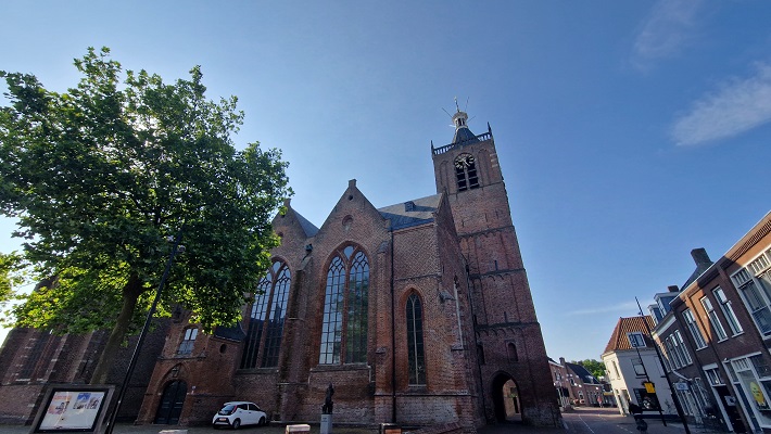 Wandeling over Trage Tocht Vianen-Hagestein bij de kerk in Vianen