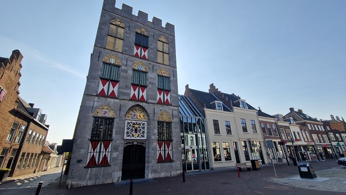 Wandeling over Trage Tocht Vianen-Hagestein bij het oude raadhuis in Vianen