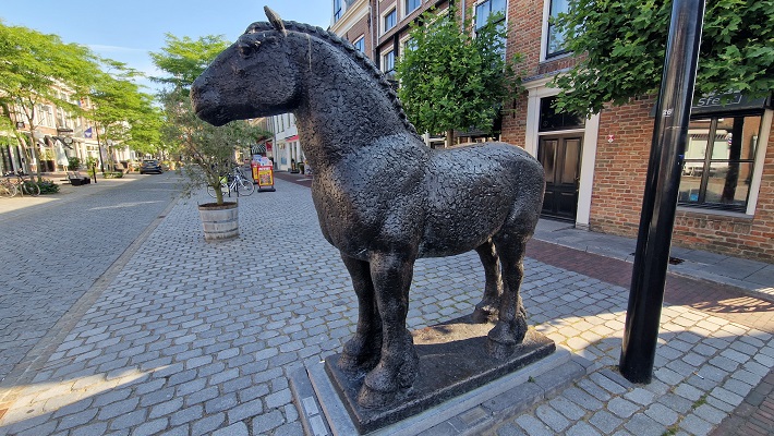 Wandeling over Trage Tocht Vianen-Hagestein bij kunstwerk Paard, mens en dier in Vianen