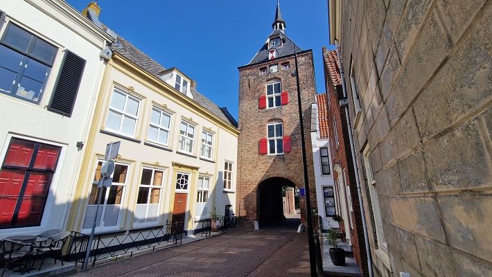 Wandeling over Trage Tocht Vianen-Hagestein bij de stadspoort in Vianen
