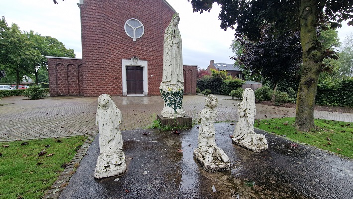 Knopenrondje Koningslust bij de kerk