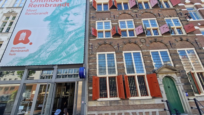 Wandeling langs punten van markante Amsterdammers bij het Rembrandthuis