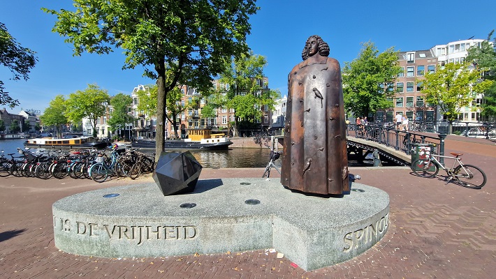 Wandeling langs punten van markante Amsterdammers bij het beeld van Spinoza