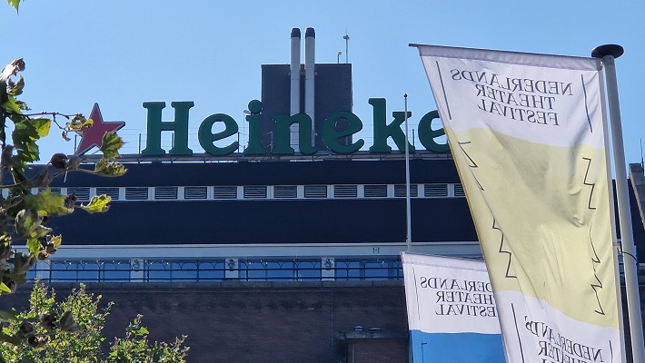 Wandeling langs punten van markante Amsterdammers bij het kantoor van Heineken