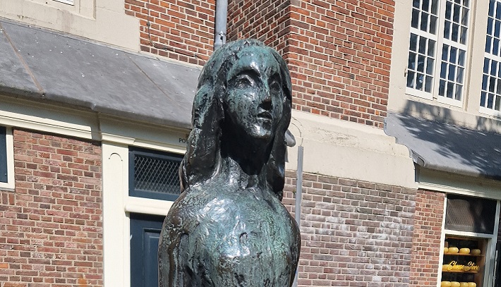 Wandeling langs punten van markante Amsterdammers bij het beeld van Anne Frank