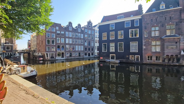 Wandeling langs punten van markante Amsterdammers