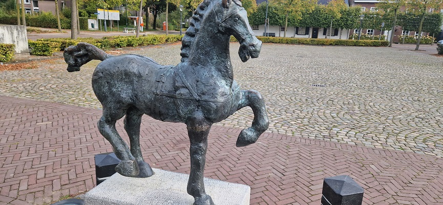 Knopenrondje Lage Mierde bij het beeld van het paard op het Dorpsplein in Lage Mierde