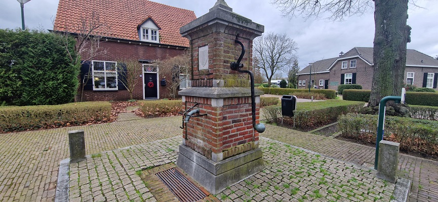 Wandeling over Trage Tocht Grave bij de dorpspomp in Escharen
