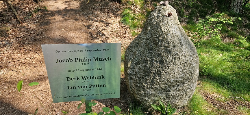 Wandeling over Trage Tocht Ommen Besthmen bij een herdenkingsplek 2e W.O.