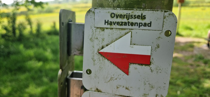 Wandeling over Trage Tocht Ommen Besthmen bij een markering van het Overijssels Havezathenpad