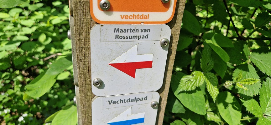 Wandeling over Trage Tocht Ommen Besthmen bij een markering van het Maarten van Rossumpad