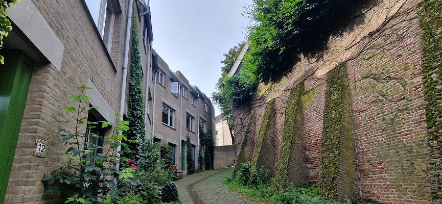 Wandelen in de echte woonwijken in Nijmegen in de Benedenstad