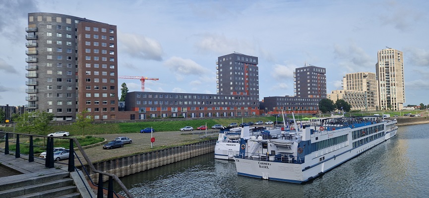 Wandelen in de echte woonwijken in Nijmegen bij het Waalfront