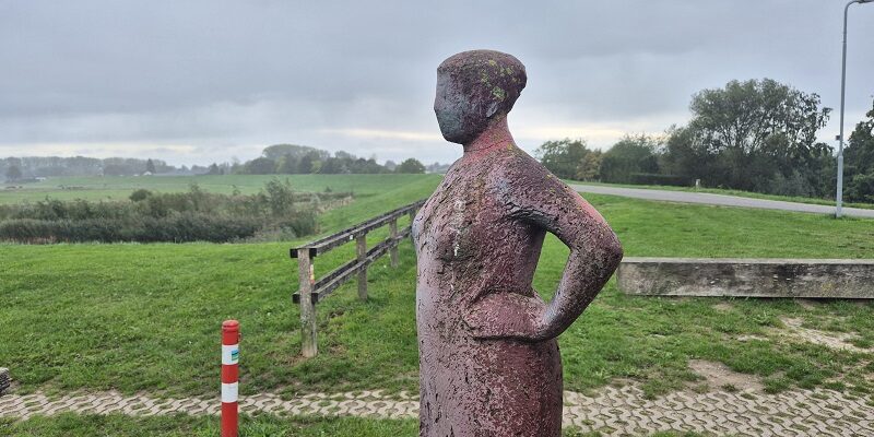Wandeling over Klompenpad Heuzesepad bij beeldje de Wachter