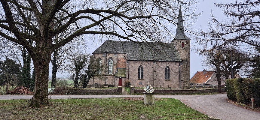 Wandeling over Trage Tocht Hof te Dieren bij de kerk in Ellecom