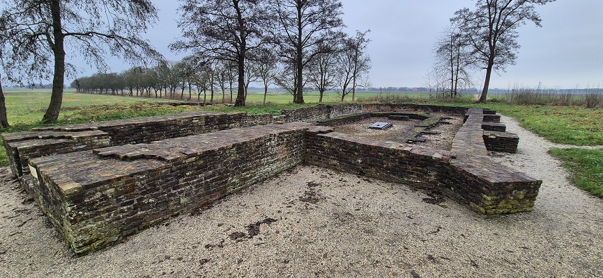 Wandeling over Trage Tocht Schokland bij de ruïne van de kerk op de zuidpunt