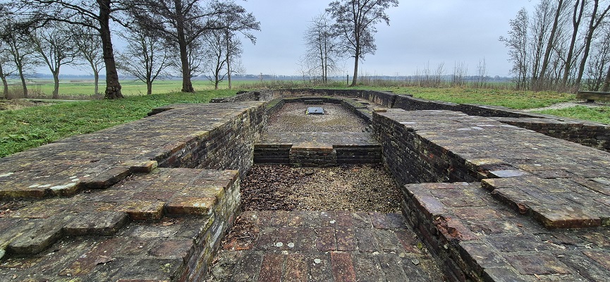 Wandeling over Trage Tocht Schokland bij de ruïne van de kerk op de zuidpunt