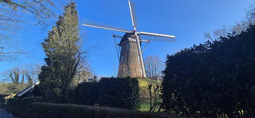Wandeling over Trage Tocht Bergharen bij molen de Verrekijker
