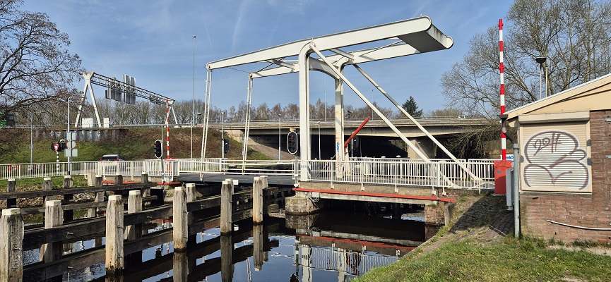 Wandeling over Knopenrondje Abdij Koningshoeven bij de brug over het Wilhelminakanaal