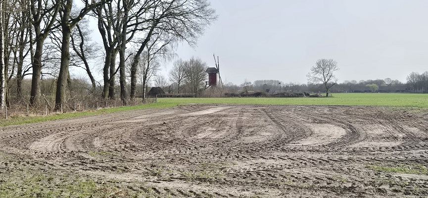 Wandeling over Knopenrondje Leende met zicht op de Heimolen in Leende
