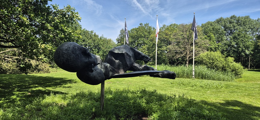Wandeling over Trage Tocht De Wijk bij kasteel Havixhorst in de beeldentuin