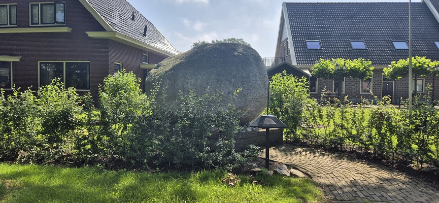 Wandeling over Trage Tocht Gees bij de grootste zwerfsteen van Nederland