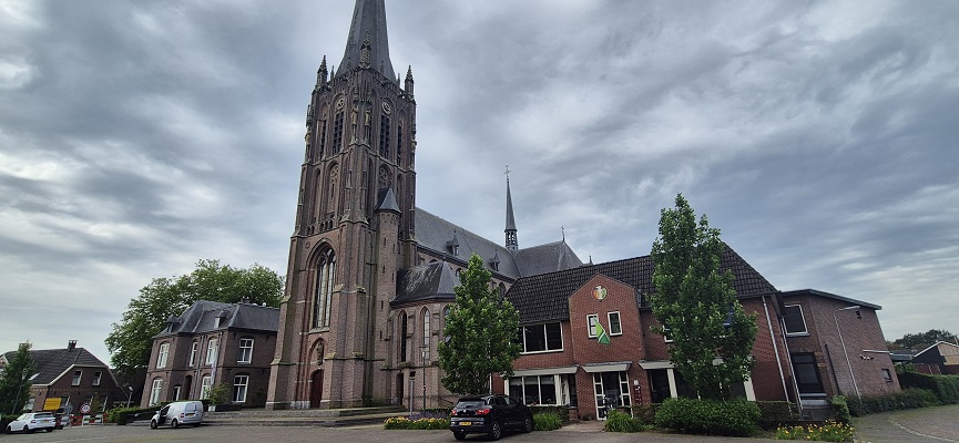 Wandeling over Trage Tocht Zieuwent bij de kerk
