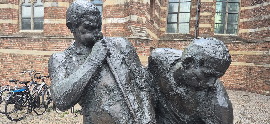 NS-wandeling Linge bij het kunstwerk van de Glasblazers in Leerdam