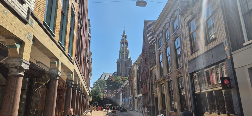 Wandeling over Trage Stadse Tocht Groningen bij de Martinitoren